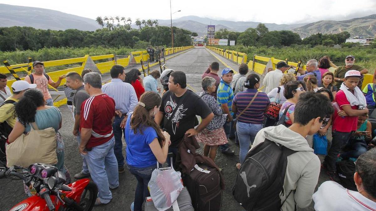 
Decenas de colombianos esperan para intentar cruzar la frontera hacia Venezuela, el jueves en Cúcuta, Colombia. 
