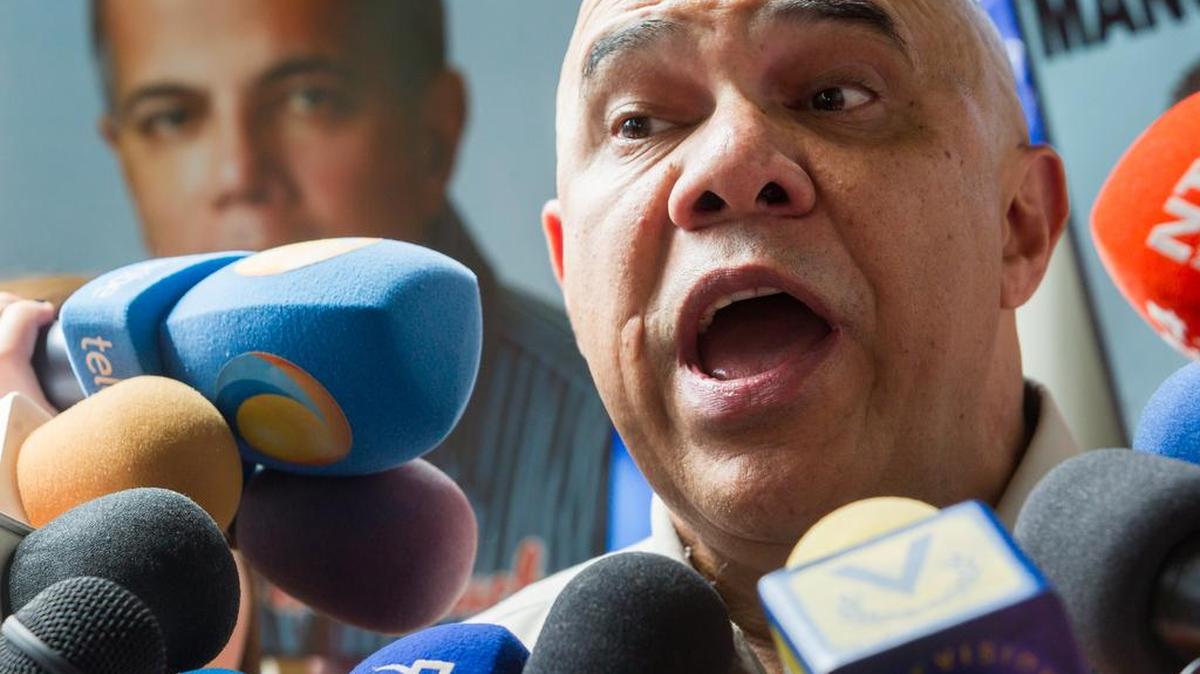 El secretario ejecutivo de la alianza Mesa de la Unidad (MUD), Jesús Torrealba, ofrece declaraciones a la prensa hoy, jueves 12 de noviembre del 2015, en Caracas (Venezuela).