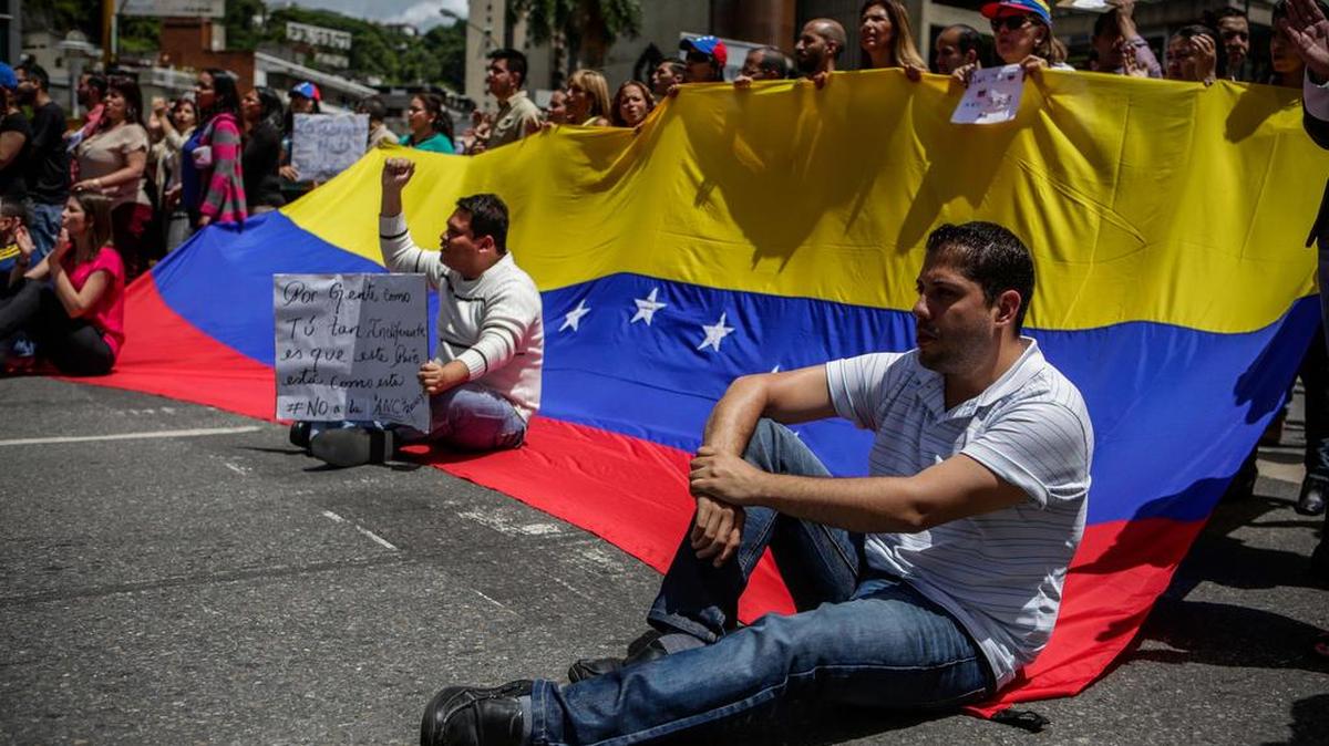 Un grupo de personas participa en una manifestación antibuernamental el lunes 26 de junio de 2017, en Caracas.