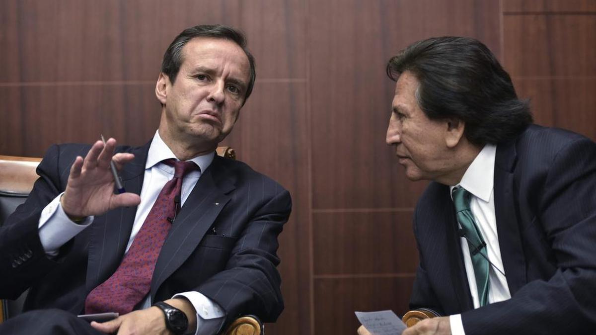 El expresidente Jorge Quiroga, de Bolivia, (izq.) habla con el ex presidente de Perú, Alejandro Tolero, discuten sobre la situación de Venezuela y la OEA en el Centro de Estrategias y Estudios Internacionales en Washington, DC.