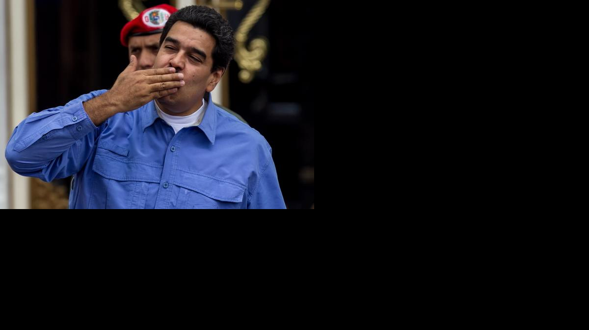 
El presidente de Venezuela Nicolás Maduro (c) saluda a su llegada a un acto de gobierno hoy, miércoles 19 de noviembre de 2014, en el Palacio de Miraflores en Caracas (Venezuela).
