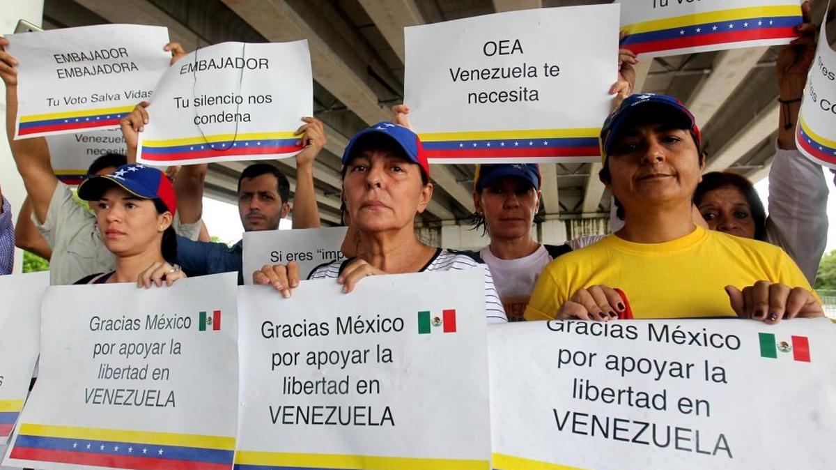 VENEZOLANOS PROTESTAN este lunes cerca de la sede de la reunión de la OEA en Cancún, México.