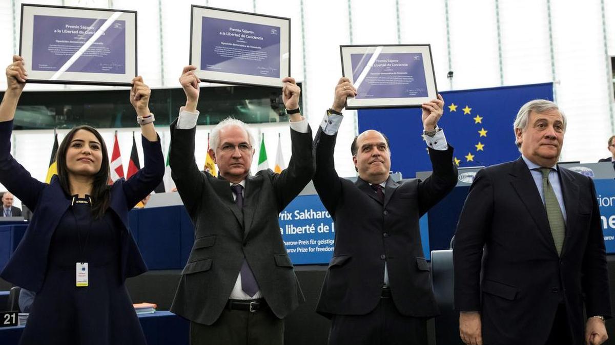 Los opositores venezolanos (de izq. a der.): Patricia de Ceballos (esposa del alcalde en prisión Daniel Ceballos), Antonio Ledezma (ex alcalde de Caracas) y Julio Borges (presidente de la Asamblea Nacional), muestran el premio Sájarov a la Libertad de Conciencia que recogieron el miércoles en nombre de la oposición democrática de Venezuela en Estrasburgo, Francia. A la derecha está Antonio Tajani, presidente del Parlamento Europeo.
