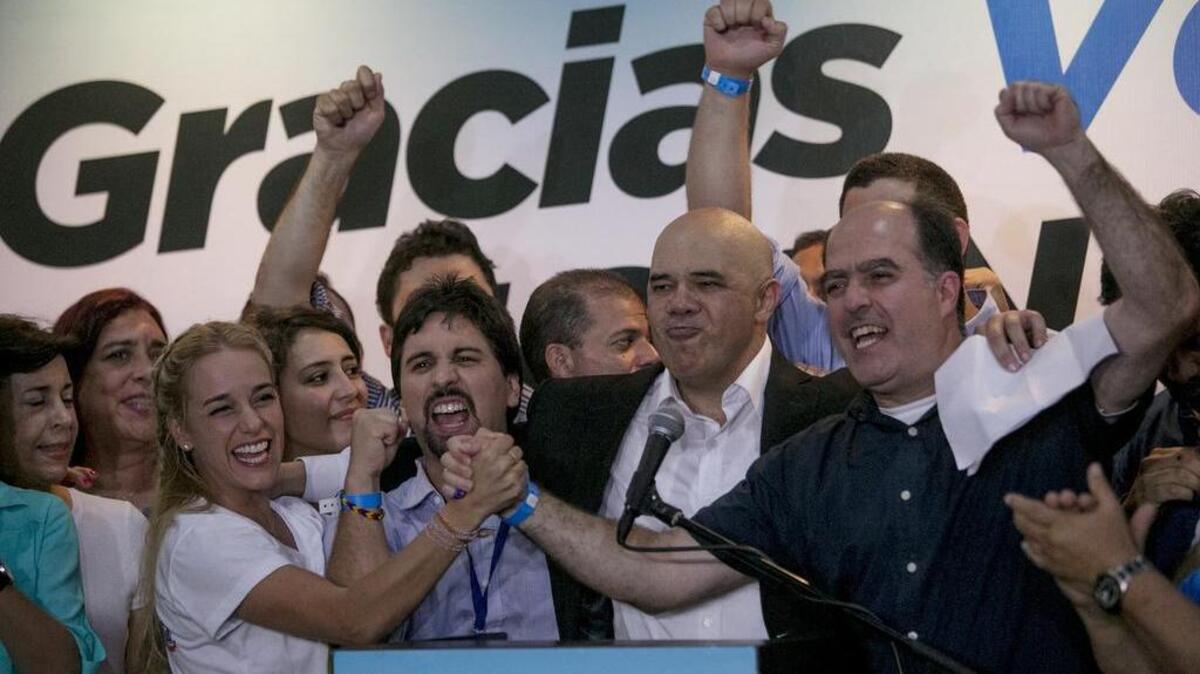 Varios líderes de la oposición venezolanos, miembros de la Mesa de la Unidad Democrática celebran el triunfo en las elecciones parlamentarias del 7 de diciembre de 2015.