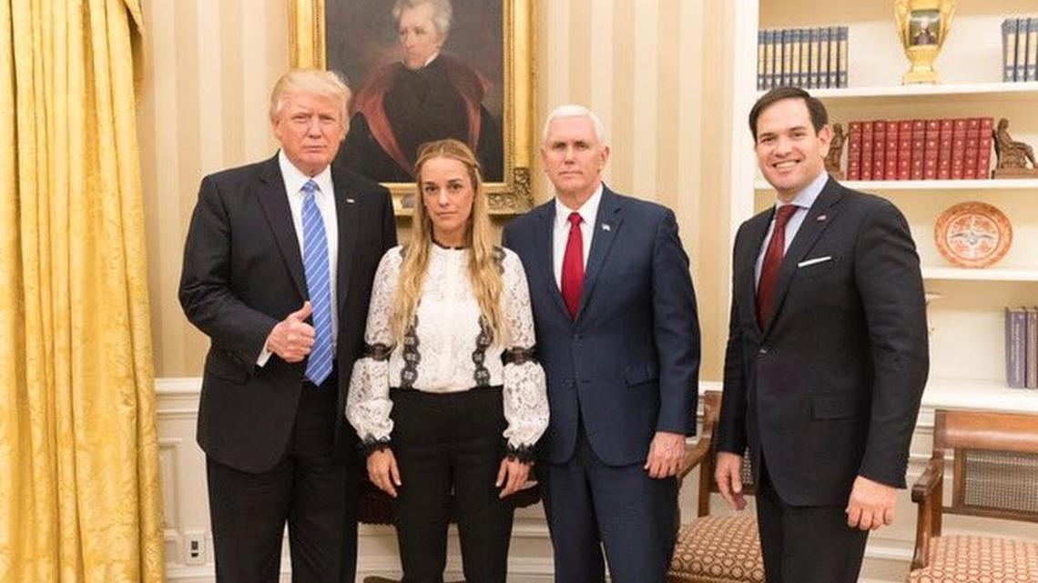 De izquierda a derecha, el presidente Donald Trump, Liliam Tintori, esposa del opositor venezolano Leopoldo López, el vicepresidente Mike Pence y el senador Marco Rubio.