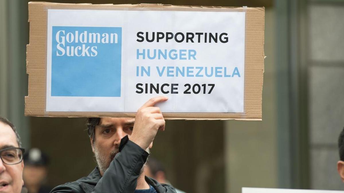 Un activista sostiene una pancarta durante una protesta fuera de la sede de Goldman Sachs el 30 de mayo de 2017 en Nueva York.
