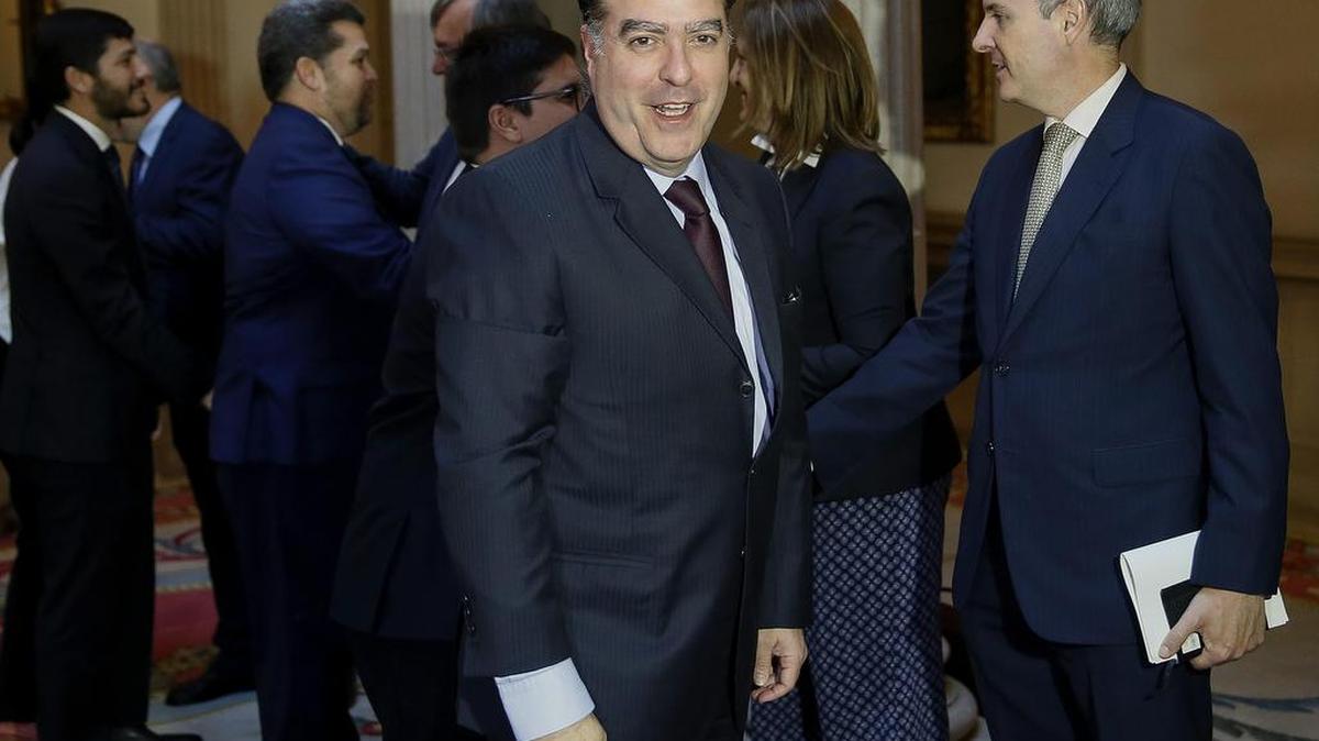 El presidente de la Asamblea Nacional de Venezuela, Julio Borges (c), tras la reunión que tuvo el 5 de septiembre con el ministro español de Asuntos Exteriores y Cooperación, Alfonso Dastis, en el Palacio de Viana, en Córdoba, España.