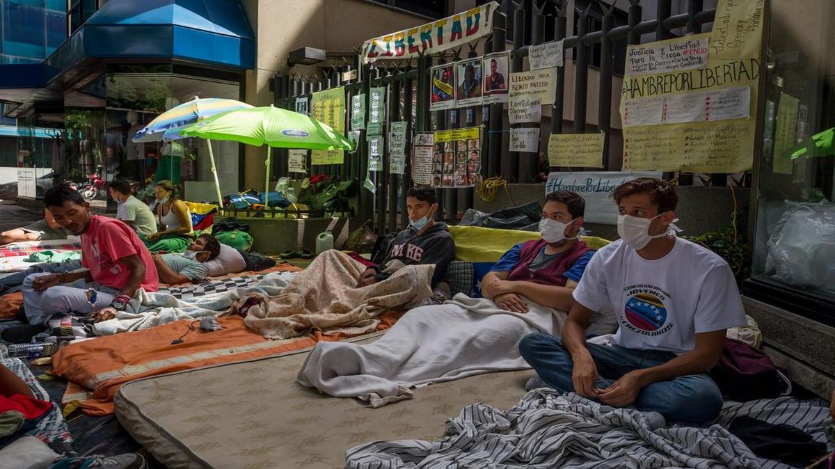 Un grupo de personas que realizaban una huelga de hambre desde hace más de 20 días para pedir la activación de la Carta Democrática Interamericana en la entrada del edificio donde se encuentran las oficinas de la Organización de los Estados Americanos (OEA) en Caracas.