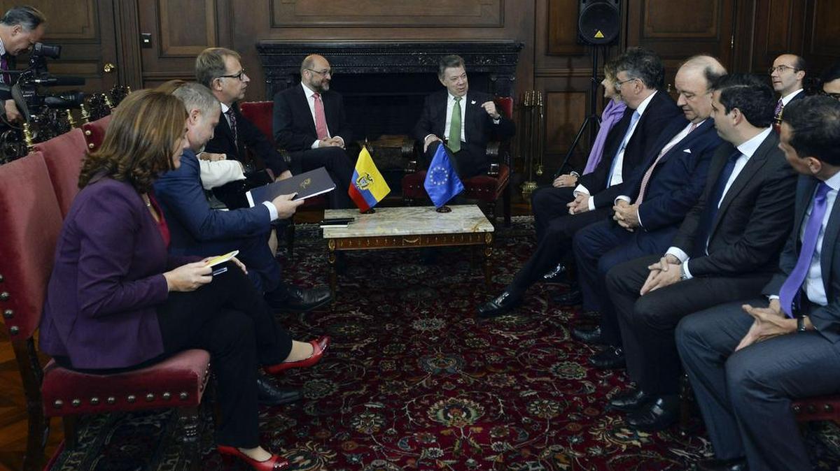 Fotografía cedida del presidente del Parlamento Europeo, Martin Schulz (c-i), quien habla con el mandatario colombiano, Juan Manuel Santos (c-d) el martes 23 de agosto de 2016, en la Casa de Nariño, en Bogotá (Colombia).