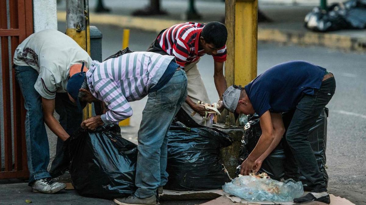 El 22 de febrero de 2017, la gente busca comida en las calles de Caracas.