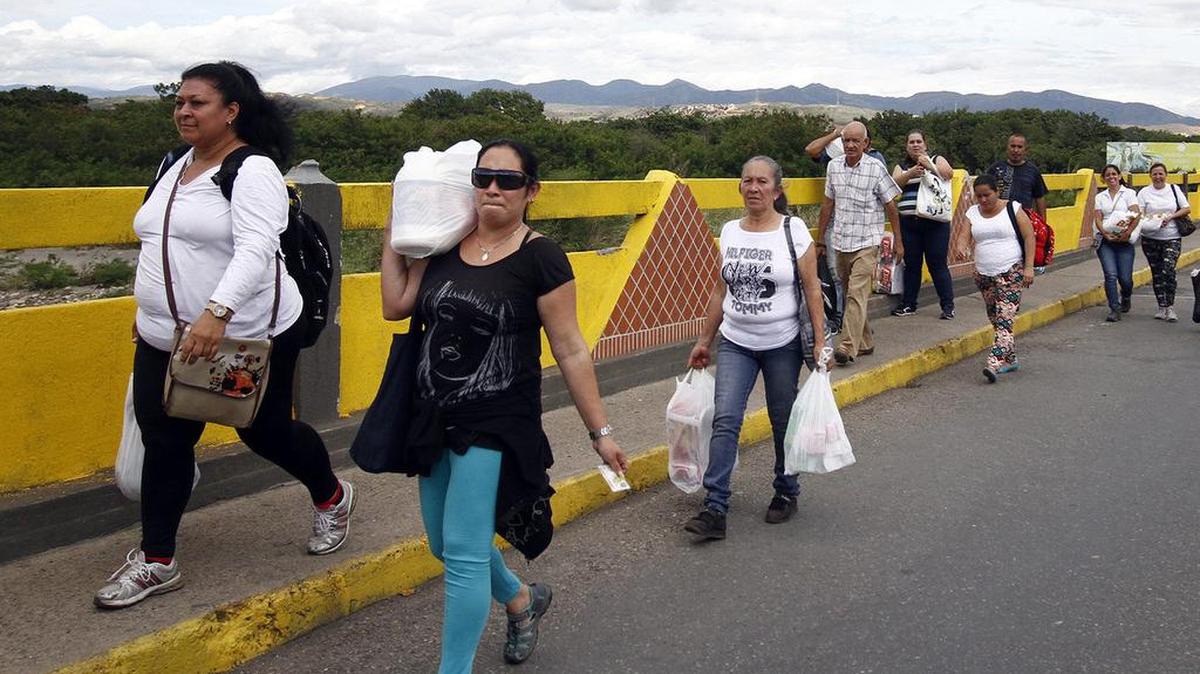 Venezolanos regresan a su lugar de origen tras realizar compras en supermercados el domingo 10 de julio de 2016, en Cúcuta, Colombia. Miles de venezolanos, unos 25,000 según las autoridades locales, cruzaron la frontera, abierta por doce horas por el Gobierno de Venezuela para que sus ciudadanos puedan pasar a la ciudad de Cúcuta a comprar alimentos y medicinas.