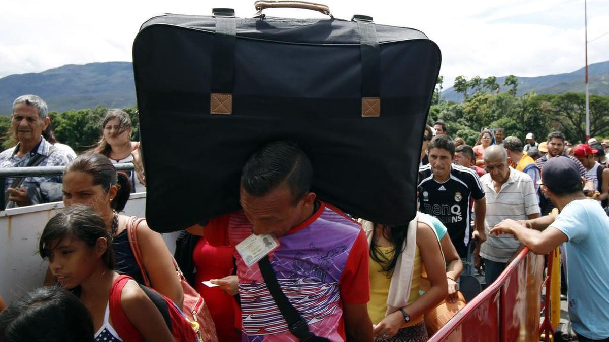 Venezolanos cruzan la frontera hacía Colombia el miércoles en Cúcuta. Cerca de 560,000 venezolanos han solicitado una Tarjeta de Movilidad Fronteriza (TMF) que facilitará su ingreso a zonas limítrofes de Colombia.