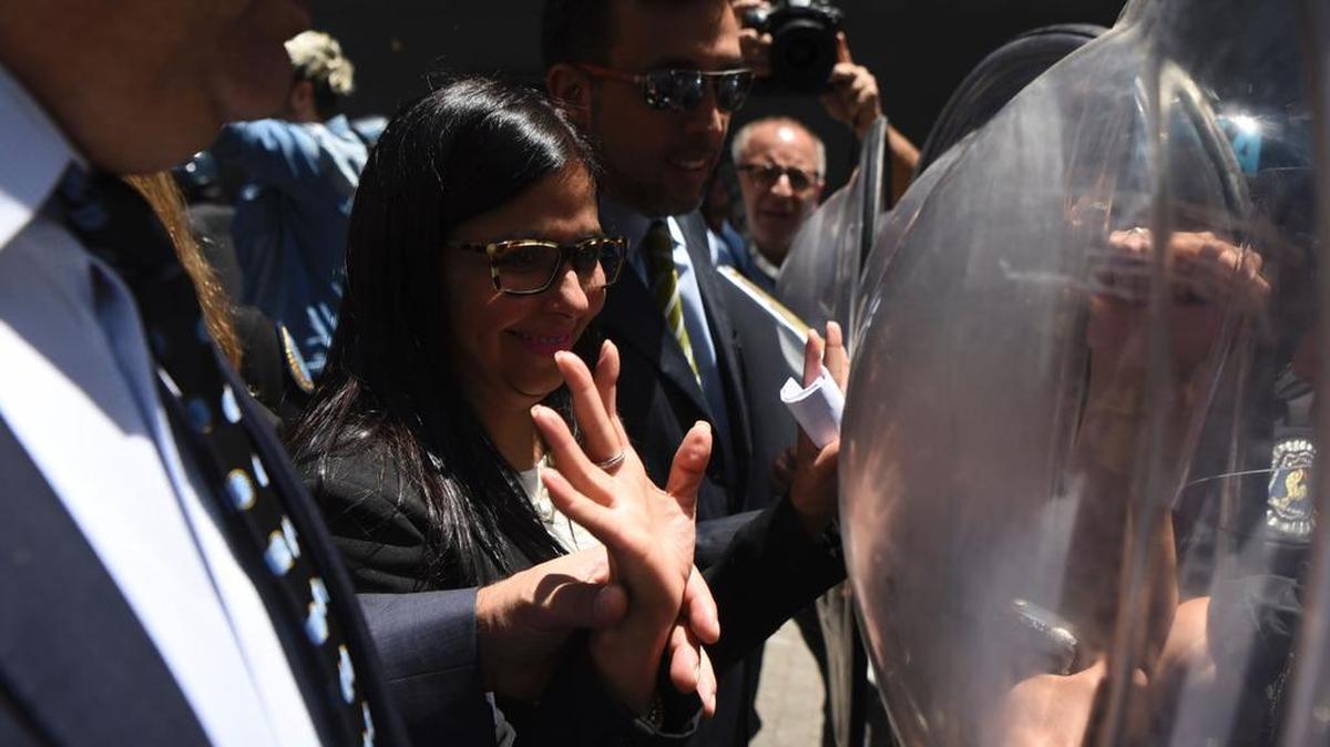 Policías antimotines impiden que la canciller venezolana Delcy Rodríguez entre a la sede de la cancillería argentina, el miércoles en Buenos Aires.