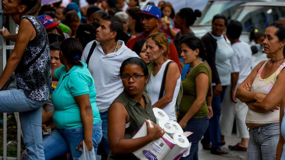 Ávidos compradores aguardan desde la madrugada e incluso desde la noche anterior a las afueras de supermercados y farmacias para abastecerse.