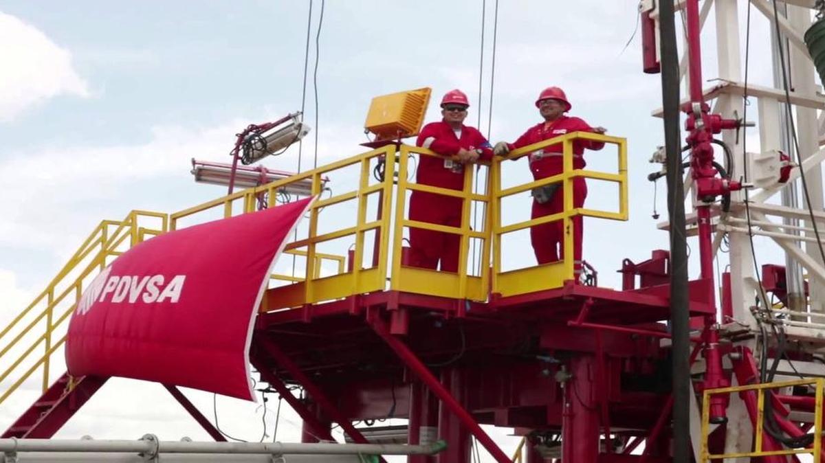 Empleados de Petróleos de Venezuela en una plataforma.