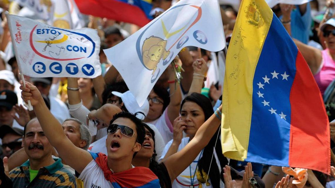 
Miles de personas marchan en contra de la orden de cerrar a Radio Caracas Televisión, el 25 de mayo de 2008, en Caracas. El lunes 7 de septiembre de 2015, la Corte Interamericana de Derechos Humanos publicó un fallo en el que condena al Estado venezolano y ordena restablecer la frecuencia del canal.
