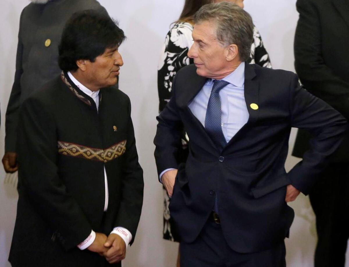 El presidente de Bolivia Evo Morales, izquierda, conversa con su homólogo de Argentina, Mauricio Macri durante la cumbre en Lima, Perú, el 14 de abril del 2018.
