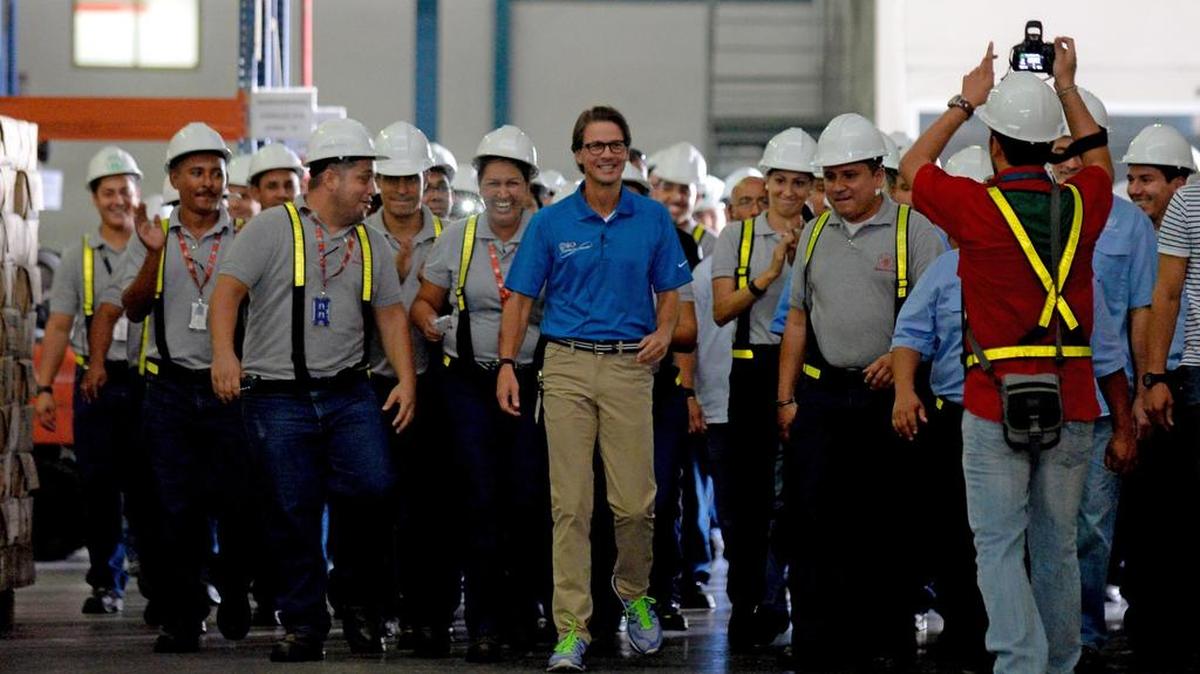 El presidente de la gigantesca empresa de comida venezolana "Empresas Polar", Lorenzo Mendoza (C), llega para dar una conferencia de prensa en un centro de distribución de la empresa en Maracay, Venezuela, el 27 de octubre de 2015.