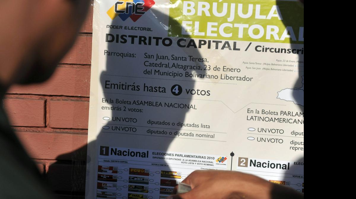 
Soldados de la Guardia Nacional leen un cartel sobre cómo votar en las elecciones parlamentarias del 2010, en Caracas. La oposición celebrará el domingo elecciones primarias para elegir a los candidatos de los comicios parlamentarios del 2015.
