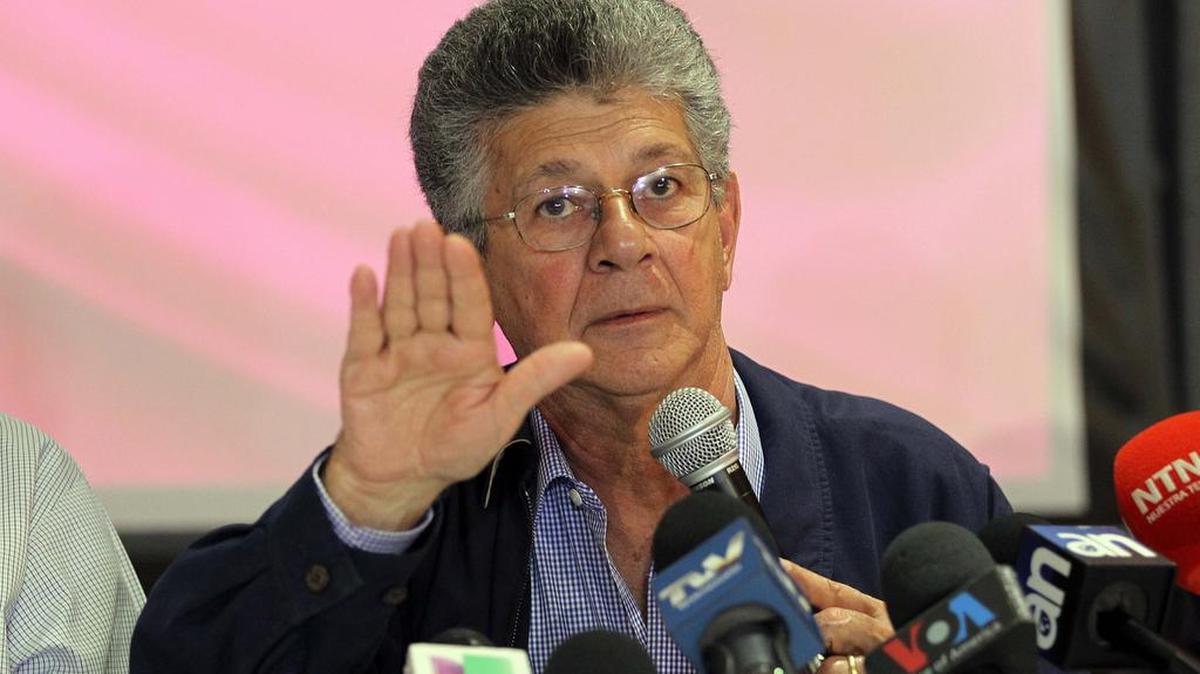 El presidente de la Asamblea Nacional Henry Ramos Allup, habla el viernes con la prensa durante su visita a Miami luego de regresar de la reunión extraordinara de la OEA.