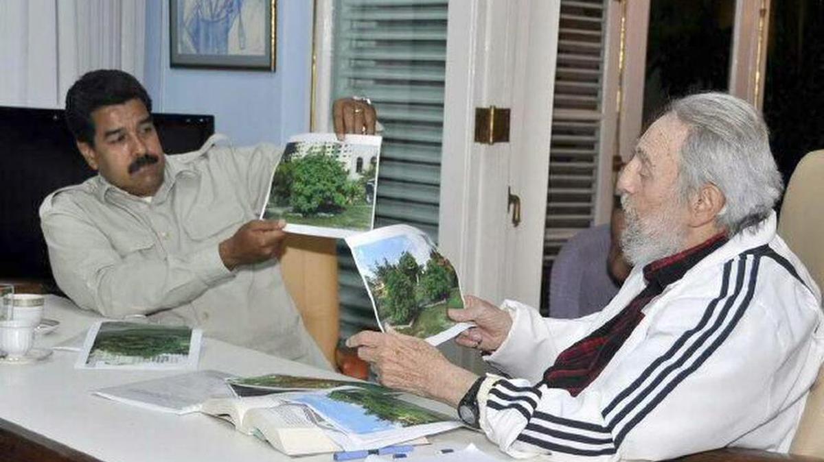 Una fotografía sin fecha, del Presidente Nicolás Maduro (izq.) hablando con el líder cubano Fidel Castro (der.), en La Habana, Cuba.