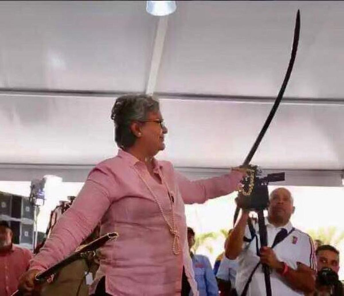 La presidenta del Consejo Nacional Electoral, Tibisay Lucena, recibe la réplica de la espada de Bolívar el miércoles 26 de julio de 2017.
