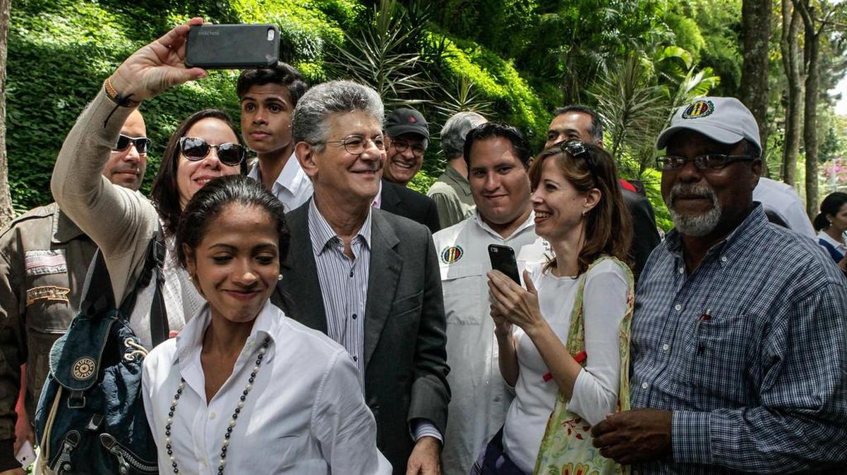 El presidente de la Asamblea Nacional (AN), el opositor Henry Ramos Allup (c), visita a un grupo de personas que acude a la fase de validación de firmas para activar el referendo revocatorio del presidente venezolano, Nicolás Maduro, el 21 de junio de 2016, en la ciudad de Caracas (Venezuela).