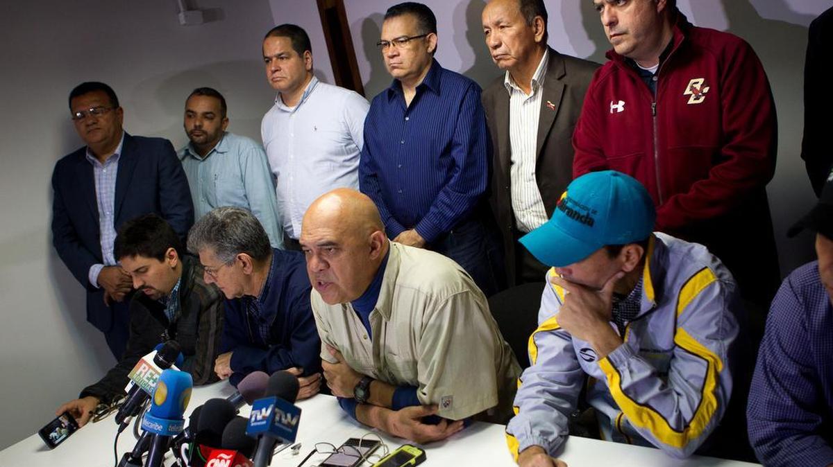 El secretario general de la alianza opositora venezolana Mesa de la Unidad Democrática (MUD), Jesús Torrealba (c), habla junto al diputado electo Henry Ramos Allup (i) y el gobernador del estado Miranda, Henrique Capriles (d), y otros miembros de la MUD, en una conferencia de prensa el martes 22 de diciembre de 2015, en Caracas.