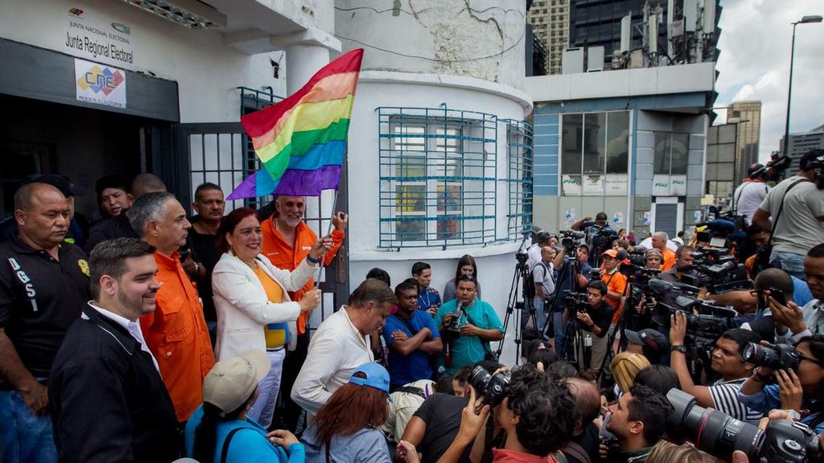 
Candidatos de la opositora mesa de unidad democrática (MUD) saludan a seguidores y la prensa afuera de la Junta Electoral Regional del Consejo Nacional Electoral (CNE), hoy viernes 7 de agosto del 2015, en Caracas (Venezuela). El proceso de inscripciones de candidatos para las elecciones parlamentarias en Venezuela termina hoy después de una semana en la que a varios aspirantes opositores les ha sido negada su participación, lo que ha generado conflictos en el seno de la alianza de partidos que adversa al Gobierno. 
