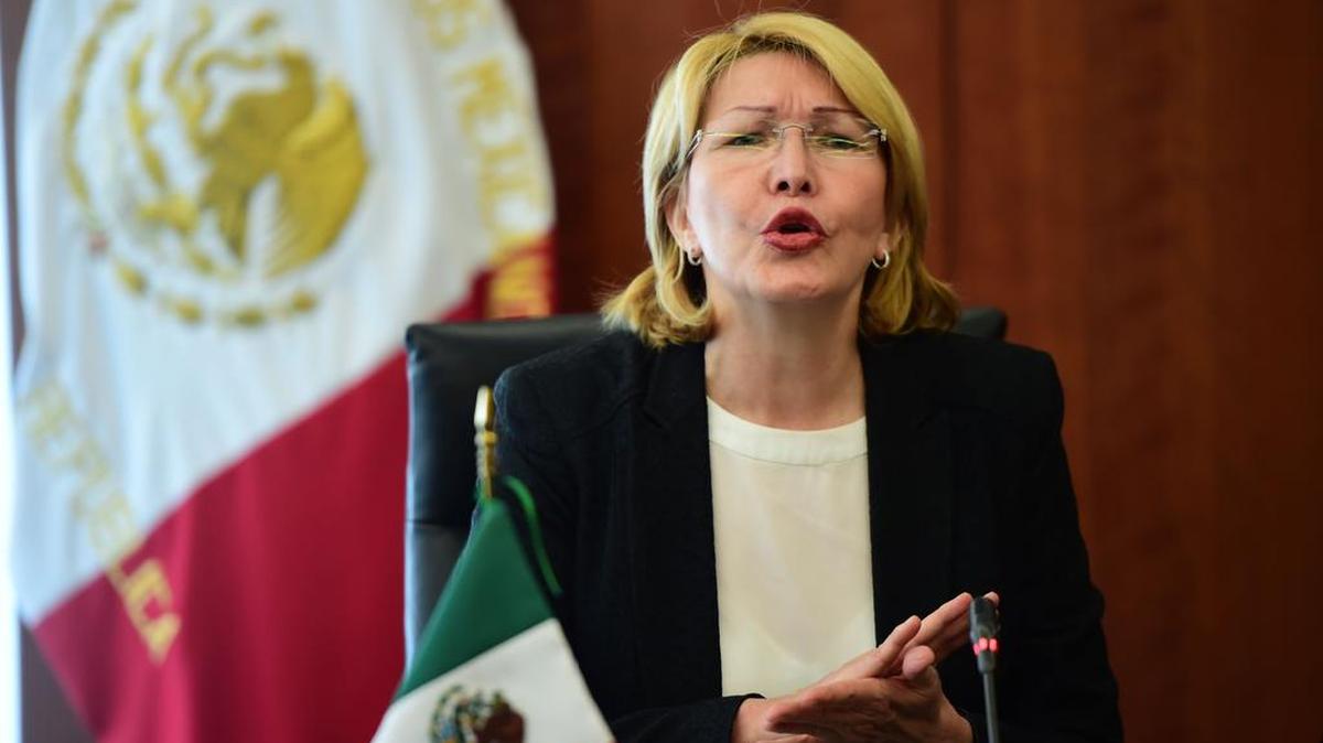 La ex fiscal general venezolana Luisa Ortega habla durante una conferencia de prensa en el Senado de México en Ciudad de México, el 1 de septiembre de 2017.