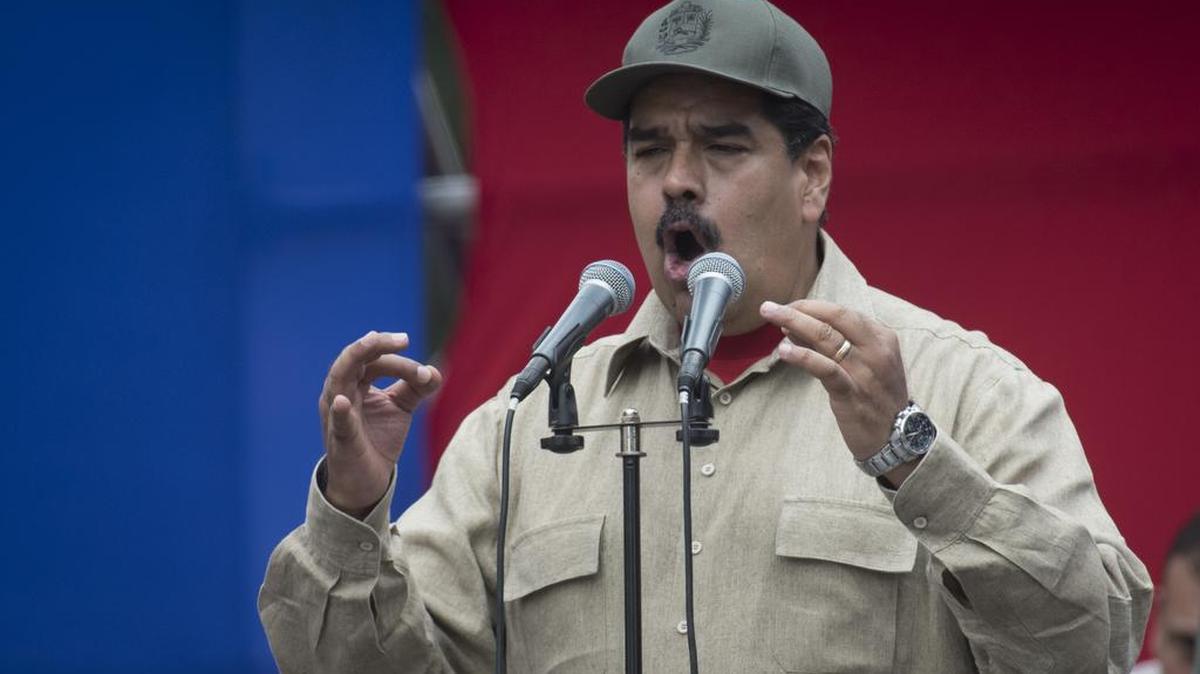 El presidente de Venezuela, Nicolás Maduro, habla durante una ceremonia con miembros de la milicia en Caracas, Venezuela, el lunes 17 de abril de 2017.