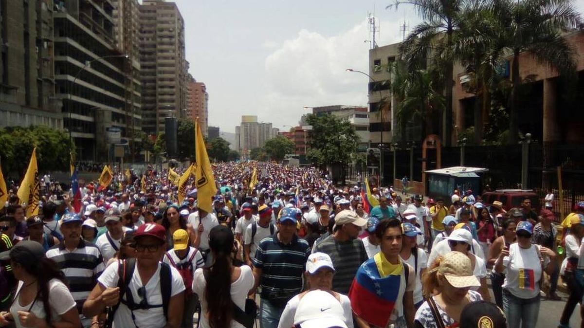 Miles de personas marchan por el sector de Las Ruices de Caracas para expresar su oposición al gobierno de Nicolás Maduro, el 19 de abril de 2017.