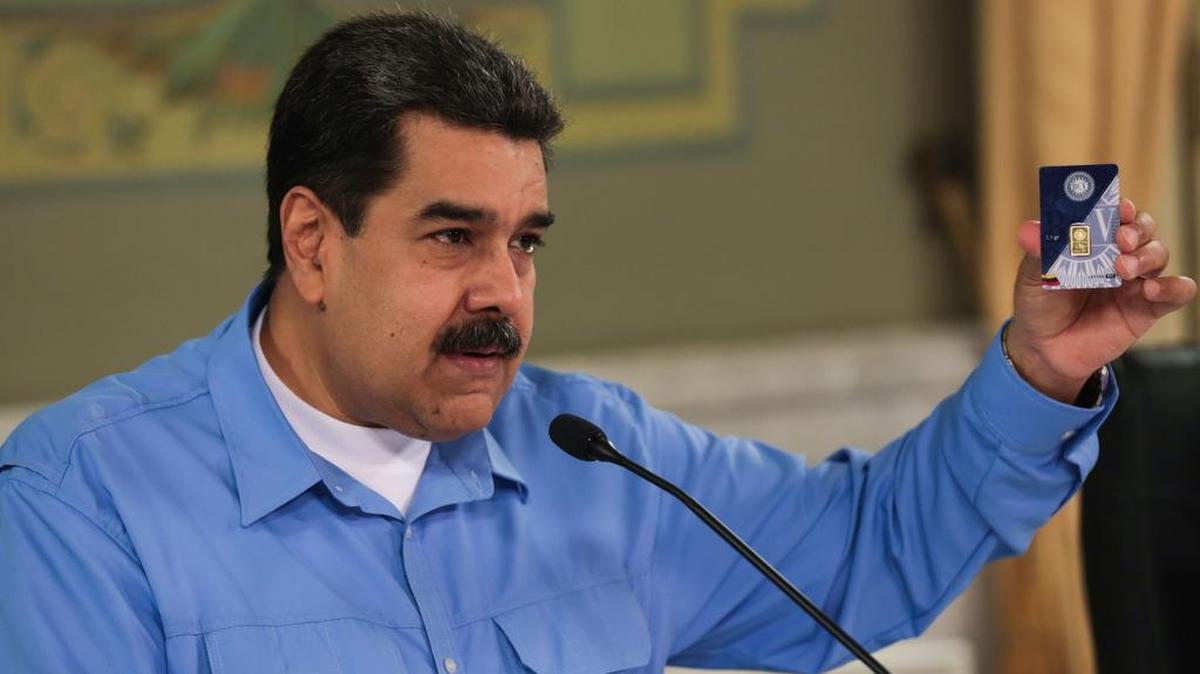 Fotografía cedida por la oficina de prensa de Miraflores del presidente venezolano, Nicolás Maduro, mientras da anuncios económicos en cadena nacional, el lunes 3 de septiembre del 2018, en Caracas.