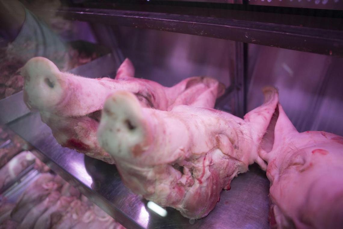 Fotografía del 2 de noviembre de 2017, de unas cabezas de cerdo dentro de una nevera en un mercado popular de Caracas. La inyección descontrolada de dinero base en el sistema y el dramático descalabro de la producción en los últimos años han llevado a la hiperinflación a Venezuela.