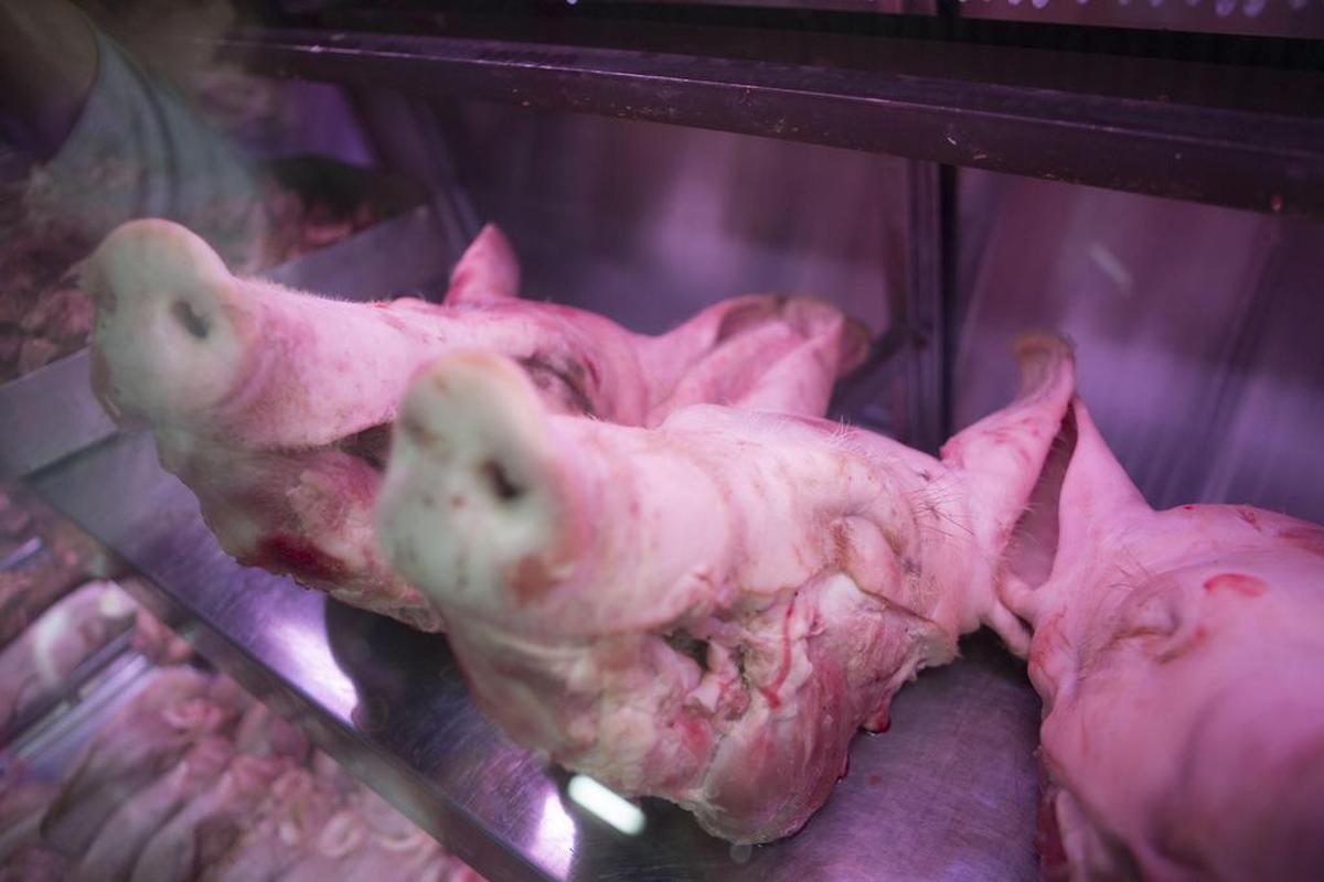 Fotografía del 2 de noviembre de 2017, de unas cabezas de cerdo dentro de una nevera en un mercado popular de Caracas. La inyección descontrolada de dinero base en el sistema y el dramático descalabro de la producción en los últimos años han llevado a la hiperinflación a Venezuela.