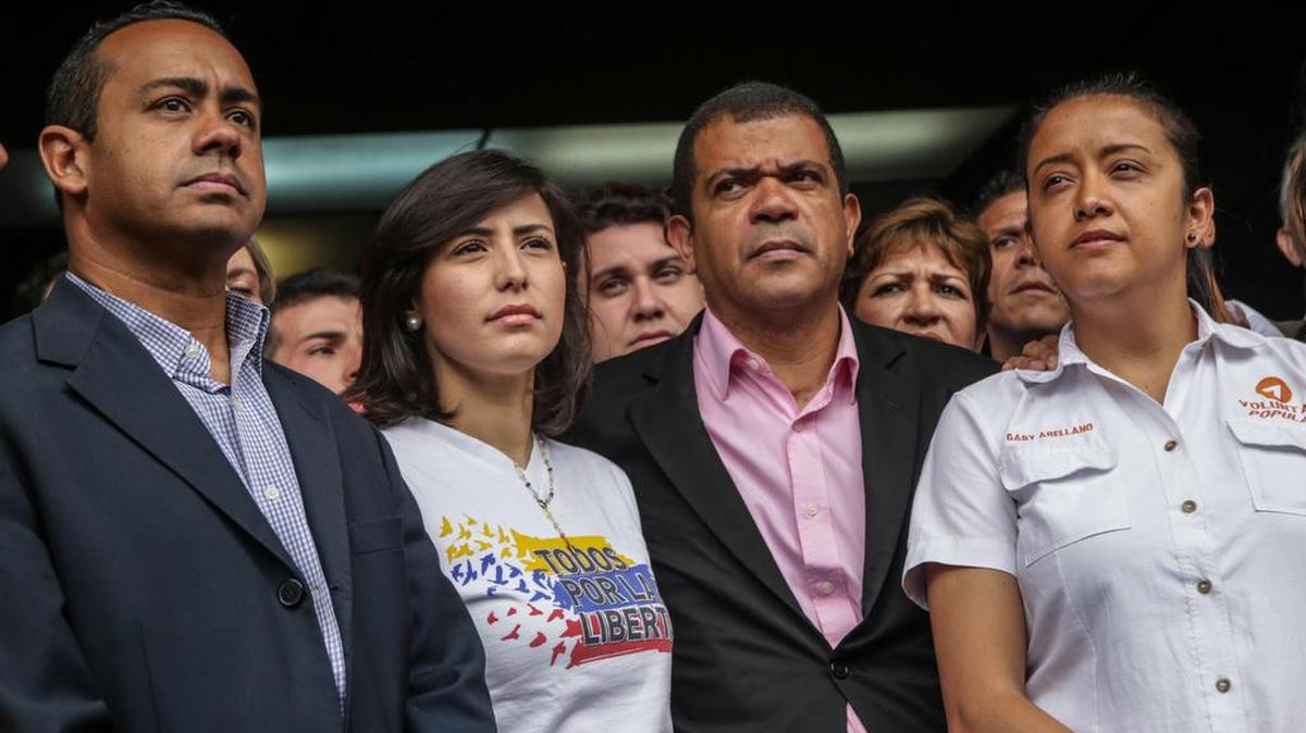 La alcaldesa de San Cristóbal (Táchira) y esposa del líder opositor Daniel Ceballos, Patricia de Ceballos (2L) junto a miembros del Partido Voluntad Popular, participa de declaraciones a medios este lunes 5 de septiembre de 2016, en Caracas (Venezuela). Los líderes de Voluntad Popular, el partido venezolano fundado por el opositor encarcelado Leopoldo López, denunciaron hoy en la Fiscalía "la ola de persecuciones" de la que, dicen, son víctimas.