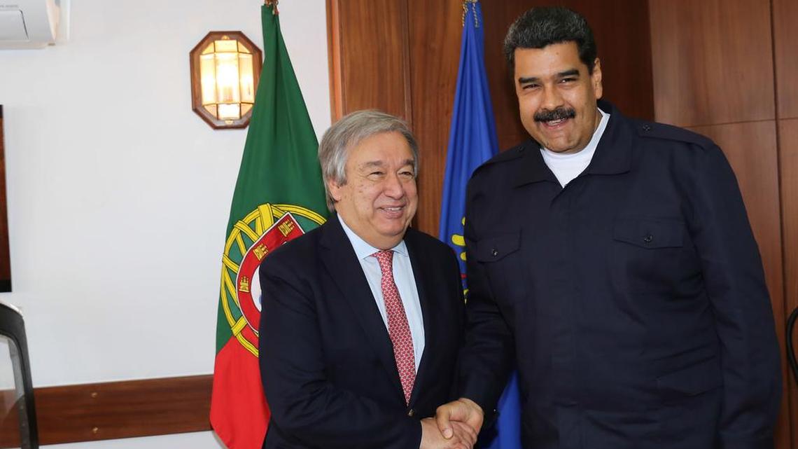 Fotografía cedida por el Palacio de Miraflores del presidente de Venezuela, Nicolás Maduro (d), junto al secretario general designado de las Naciones Unidas, el portugués Antonio Guterres (i), el martes 25 de octubre de 2016, durante un encuentro en Lisboa (Portugal).