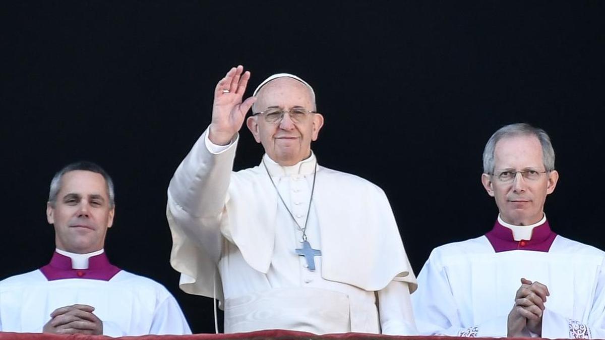 El Papa Francisco saluda desde el balcón de la basílica de San Pedro durante el tradicional discurso navideño "Urbi et Orbi" y la bendición dada a la ciudad de Roma y al mundo, el 25 de diciembre de 2017 en la plaza de San Pedro en el Vaticano.
