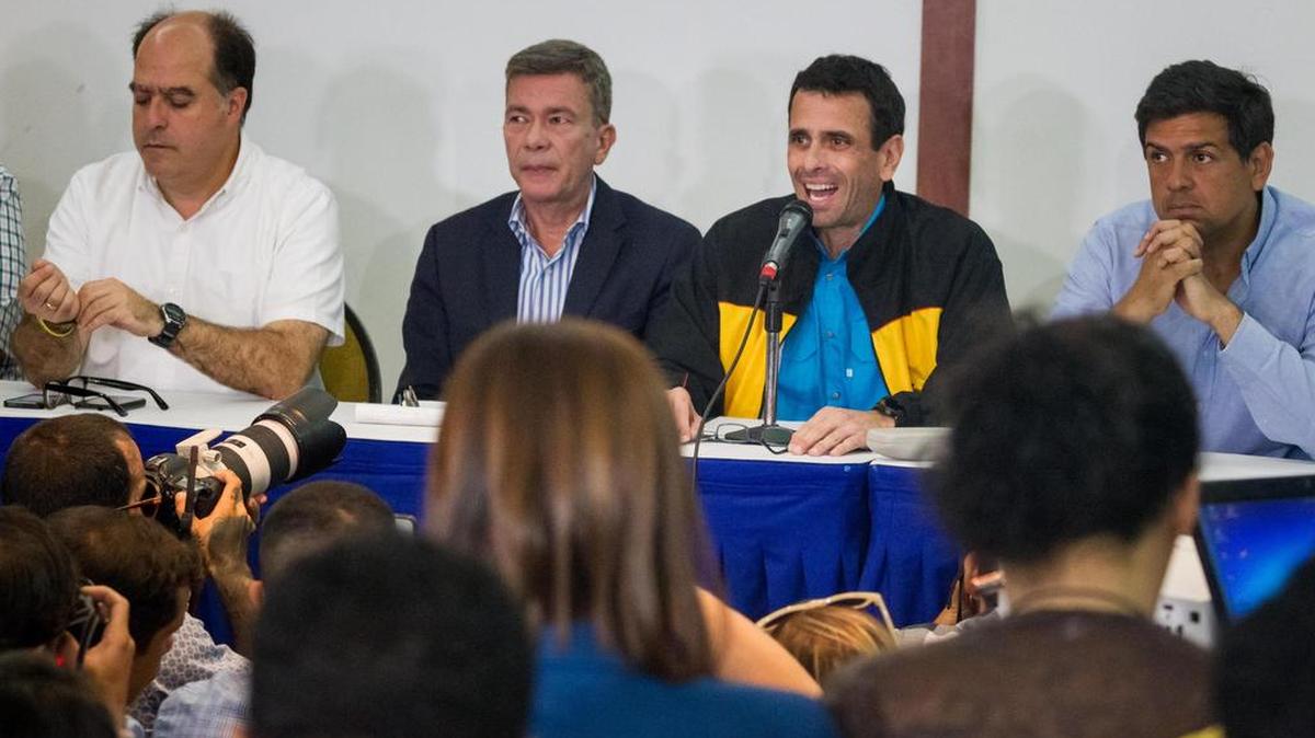 El presidente de la Asamblea Nacional de Venezuela Julio Borges (2i), el jefe de campaña de la Mesa de la Unidad Democrática (MUD), Gerardo Blyde (3i), el gobernador saliente del estado Miranda, Henrique Capriles (c), y el candidato a gobernador del estado Miranda, Carlos Ocariz (4d), participan en una rueda de prensa el viernes 13 de octubre del 2017, en Caracas.
