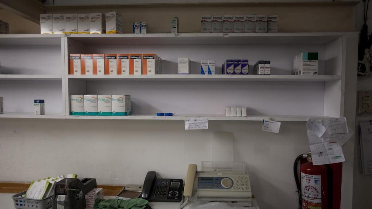 Fotografía del 6 de febrero de 2016 donde se observa estantes vacíos dentro de una farmacia en la ciudad de Caracas (Venezuela).