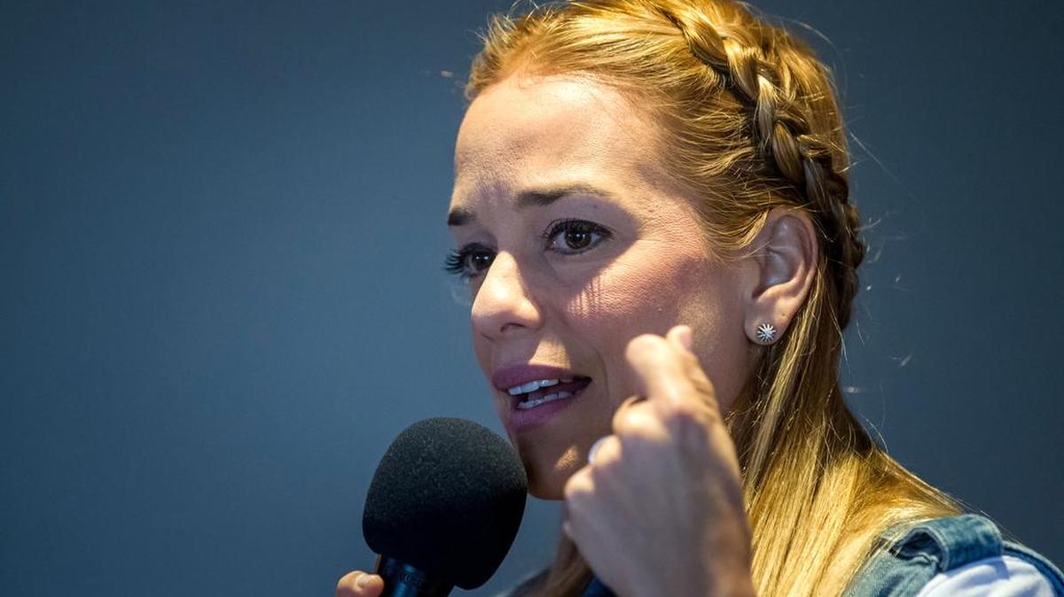 Lilian Tintori, esposa del opositor venezolano Leopoldo López, preso desde febrero de 2014 acusado de actividades violentas, sostiene el viernes 27 de mayo de 2016, una reunión con familiares de presos venezolanos en Caracas (Venezuela).