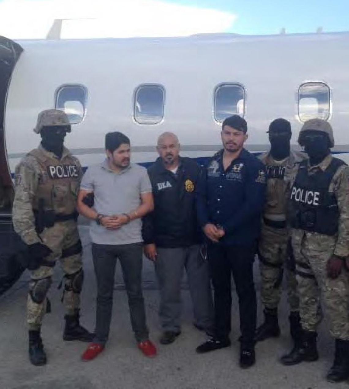 Efraín Campo Flores (segundo desde la izq.) y Franqui Francisco Flores de Freitas (cuarto desde la izq.) esposados después de ser arrestados en Haití a finales del 2015.