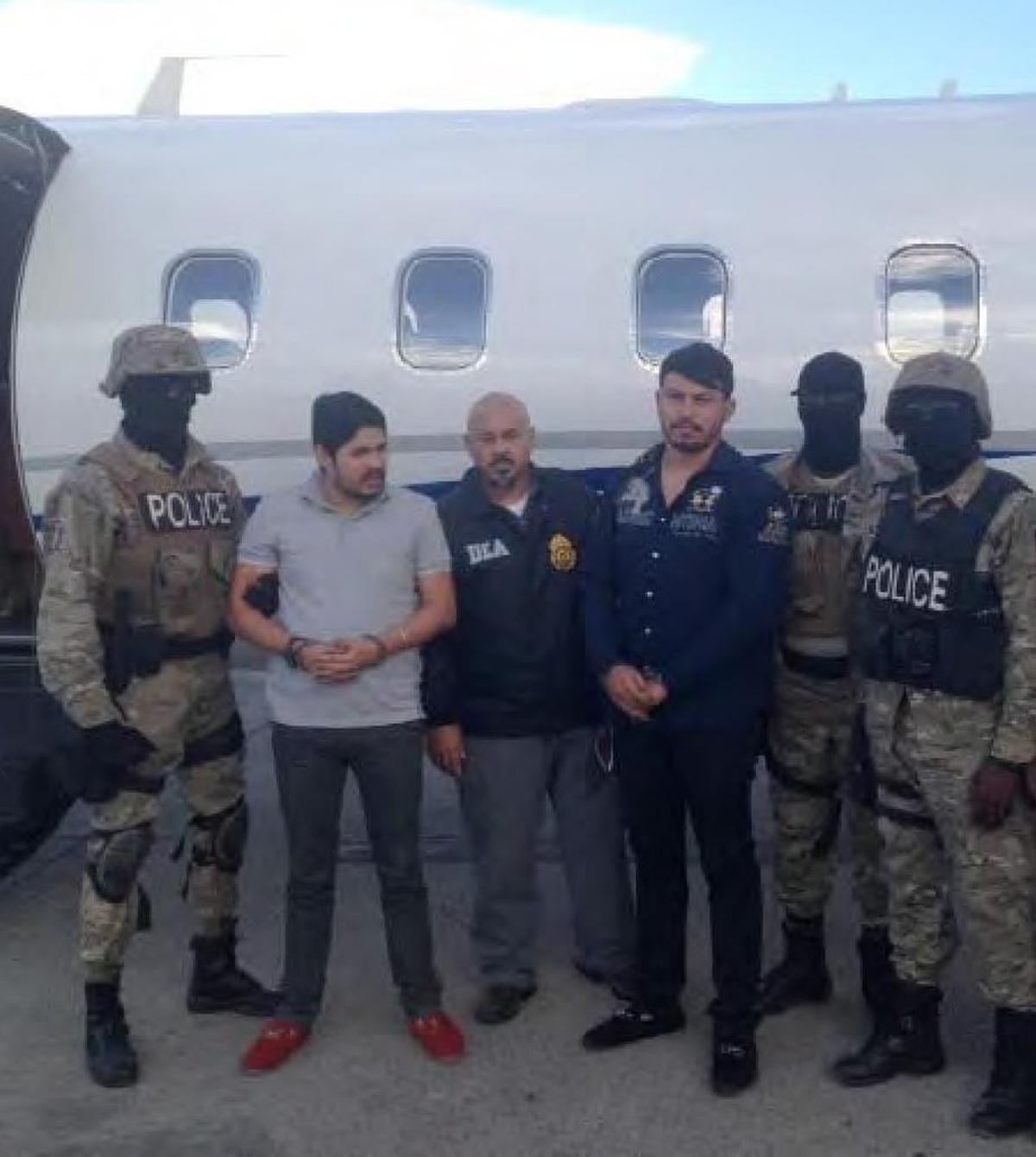 Efraín Campo Flores (segundo desde la izq.) y Franqui Francisco Flores de Freitas (cuarto desde la izq.) esposados después de ser arrestados en Haití a finales del 2015.