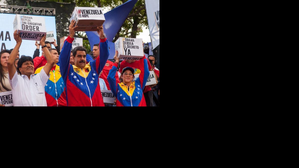 
El presidente venezolano, Nicolás Maduro (c), su homólogo boliviano, Evo Morales (4-d), y la primera dama Cilia Flores (d) sostienen cajas con firmas contra el decreto emitido por Estados Unidos en el Palacio de Miraflores de Caracas (Venezuela).
