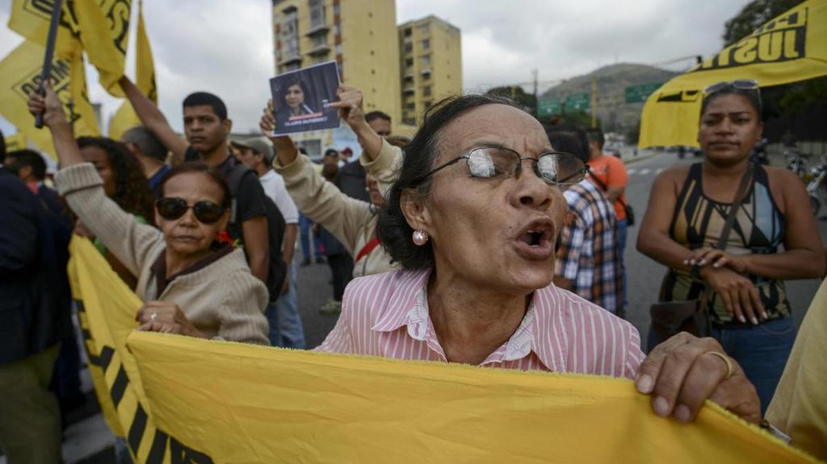 Un grupo de personas participa en una protesta frente a la sede del Tribunal Supremo de Justicia de Venezuela (TSJ) el 9 de febrero del 2017, en la ciudad de Caracas (Venezuela).