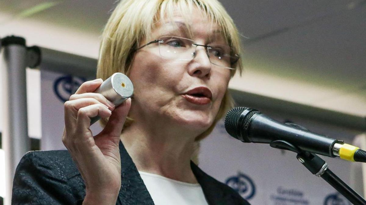 La fiscal general de Venezuela, Luisa Ortega Díaz, sostiene un cartucho de bomba lacrimógena, durante una rueda de prensa el miércoles 24 de mayo de 2017, en Caracas (Venezuela).