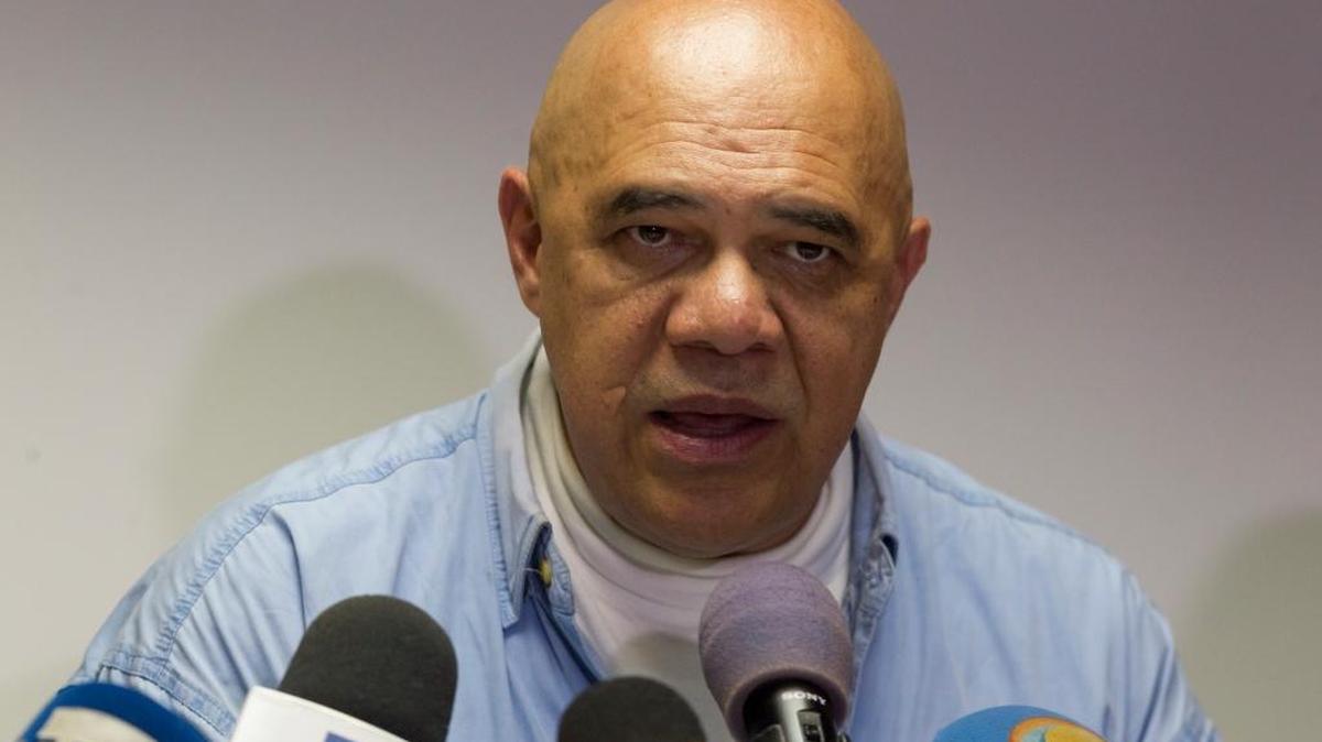 El secretario de la coalición opositora Mesa de Unidad Democrática (MUD), Jesús Torrealba, habla hoy, sábado 2 de enero del 2016, en Caracas (Venezuela). La oposición venezolana dijo confiar en que la Fuerza Armada impedirá que "grupos extremos" actúen contra la posesión de los ganadores de los comicios del 6 de diciembre. "La invitación a todos es a acompañar a los 112 diputados (opositores), ni uno menos", en una marcha el martes hacia el Legislativo, porque "no hay razón" para dudar de la seguridad a cargo de la Fuerza Armada, aseguró Torrealba.