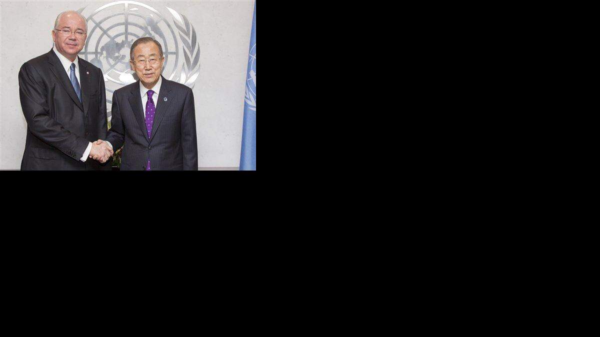 Fotografía proporcionada por la Organización de las Naciones Unidas muestra a Rafael Ramírez Carreño, izquierda, ministro de Relaciones Exteriores de Venezuela, posando con el secretario general del organismo internacional Ban Ki-moon, el jueves 16 de octubre de 2014 en la sede de la ONU, en Nueva York. El jefe de la ONU viste corbata violeta como signo de solidaridad con jóvenes homosexuales maltratados.