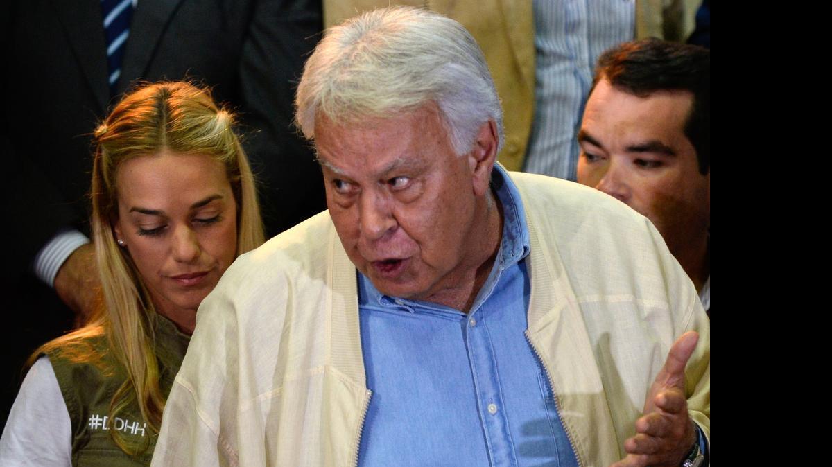 De izquierda a derecha, Lilian Tintori y el ex presidente español Felipe González en Caracas. 
