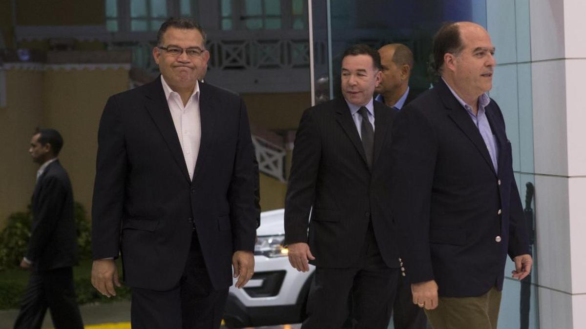 Los representantes de la oposición venezolana Enríque Márquez (i) y Julio Borges (d) el jueves 11 de enero de 2018, a su ingreso a la sede de la cancillería dominicana para una reunión entre representantes del gobierno y la oposición de Venezuela, en un nuevo proceso de diálogo para buscar soluciones a la crisis que vive el país en Santo Domingo (República Dominicana).